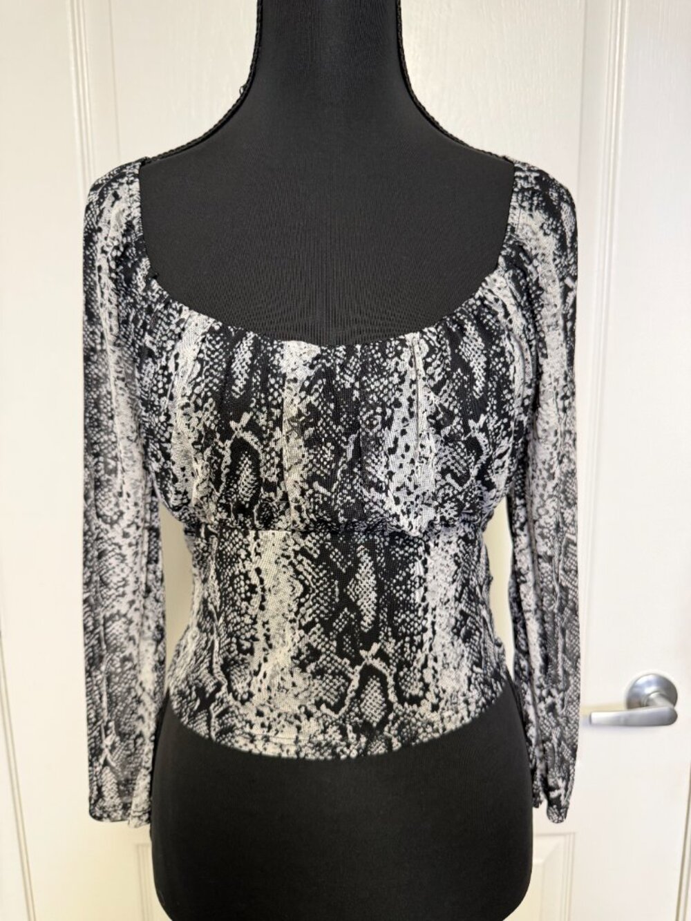 Almost Famous Black White Snakeskin Print 3/4 Sleeve Stretch Top